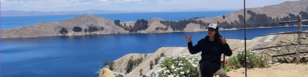 guadita explicando algo con un fondo de islas y mar